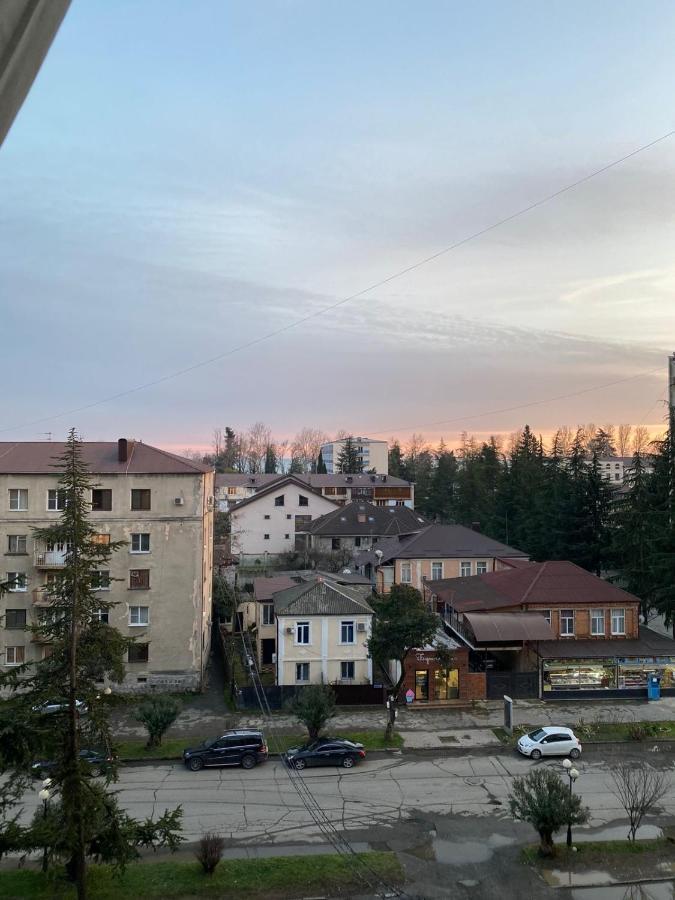 Большая Четырехкомнатная Квартира С Двумя Балконами У Моря В Центре Сухума,В Абхазии Suhumi Exterior foto